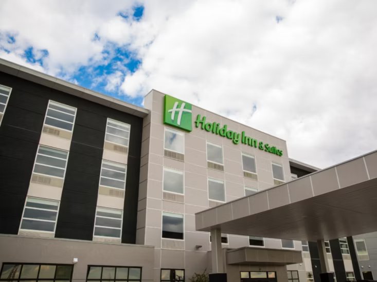 holiday-inn-hotel-and-suites-calgary-5746509363-4x3